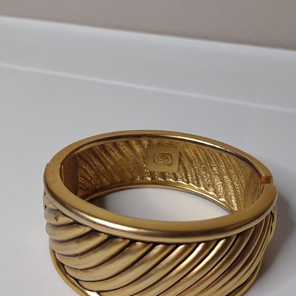 6.75 Inch Heavy Gold Tone Hinged Bracelet - Picture 8 of 12